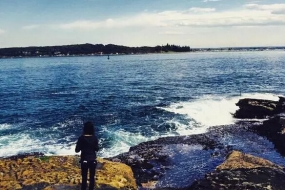 【新闻】“美或死”一道来不及做的选择题 中国女留学生命丧悉尼海滩！为拍美照被巨浪卷走！
