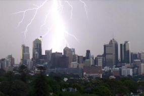 【天气】昨天傍晚疾风骤雨突袭悉尼，导致两名妇女被闪电击中 Qantas客机险逃生