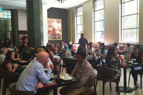 【正能量】悉尼人质案咖啡馆今日开张，市民排队购买！